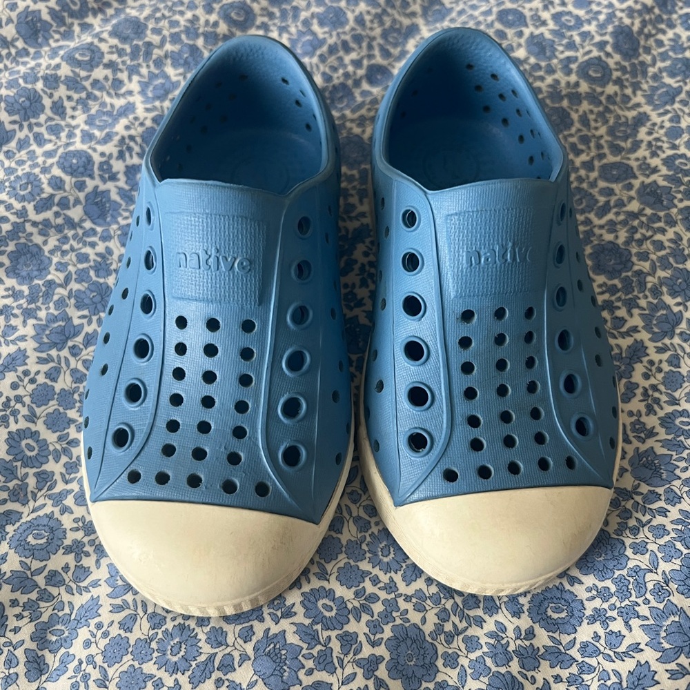 Native Jefferson Sugarlite Blue & White Water Shoes size 7 (baby/toddler)